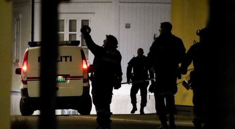 Policiais isolam o local onde est&atilde;o investigando em Kongsberg, Noruega, depois que um homem armado com arco matou v&aacute;rias pessoas antes de ser preso pela pol&iacute;cia 