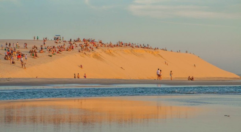A duna do por do sol &eacute; ponto de encontro de dezenas de turistas a cada fim de tarde. 