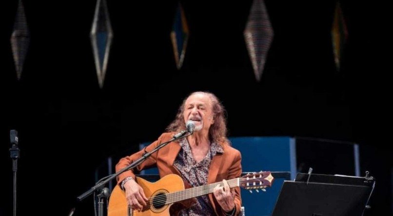 Alceu Valen&ccedil;a no conceito &quot;Valencianas&quot;, com a Orquestra de Ouro Preto