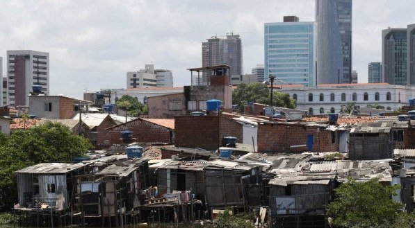 GRANDE RECIFE Sem empregos e com renda cada vez menor, famílias seguem migrando para favelas, onde ocupam lares em condições subumanas e contam com a ajuda de desconhecidos