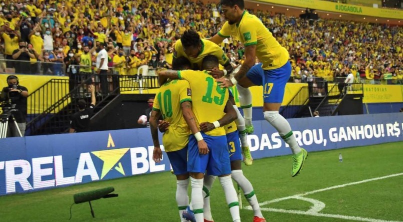 Comemora&ccedil;&atilde;o de Neymar com os companheiros ap&oacute;s marcar o primeiro gol do Brasil em cima do Uruguai