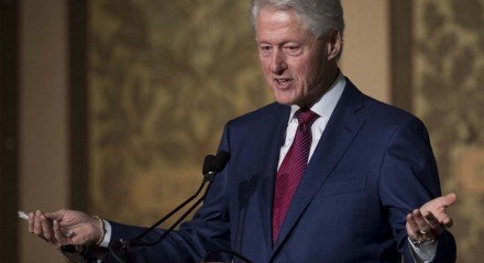 Conforme os médicos que estão tratando o ex-presidente Bill Clinton, ele foi internado em uma Unidade de Terapia Intensiva (UTI) para ter privacidade