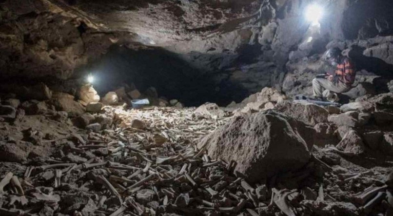 Pilha de ossos encontrada nos tuneis na Ar&aacute;bia Saudita.