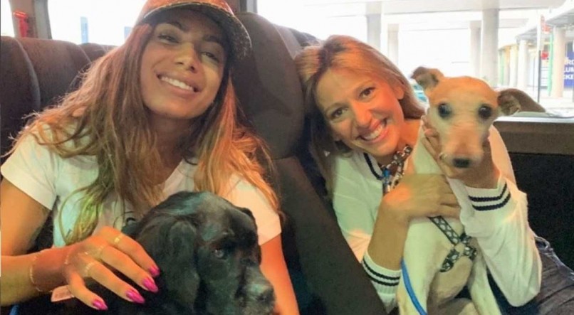 A cantora Anitta adotou alguns de seus cachorros no Instituto Luisa Mell, ONG com a qual a artista tem contribu&iacute;do para conscientizar e promover campanhas de ado&ccedil;&atilde;o