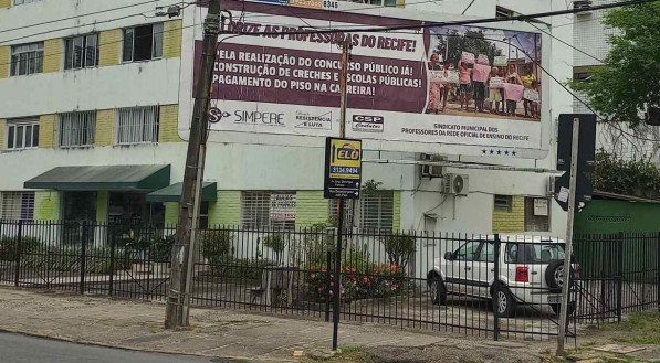 Sindicato Municipal dos Profissionais de Ensino da Rede Oficial do Recife (Simpere) defende melhores condi&ccedil;&otilde;es de trabalho e melhores instala&ccedil;&otilde;es.