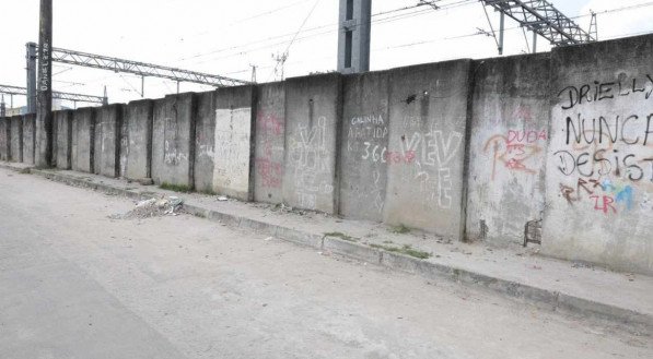 Muro do Metr&ocirc; cai sobre menina de 8 anos durante festa de Dia das Crian&ccedil;as em comunidade do Recife