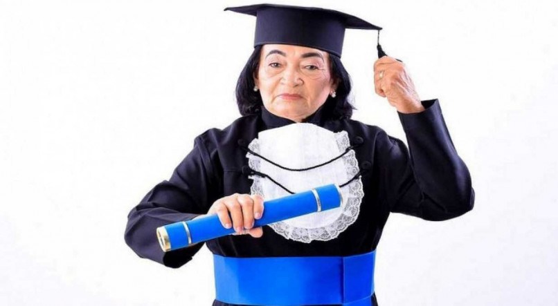 Mulher consegue t&atilde;o sonhado diploma aos 76 anos