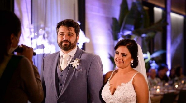 A pernambucana Nath&aacute;lia Andrade, de 34 anos, e o noivo, Felipe Barbosa na cerim&ocirc;nia de casamento
