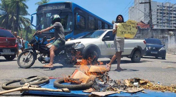 Protesto acontece na entrada da Esta&ccedil;&atilde;o Recife