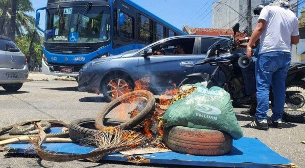 Protesto acontece na entrada da Esta&ccedil;&atilde;o Recife