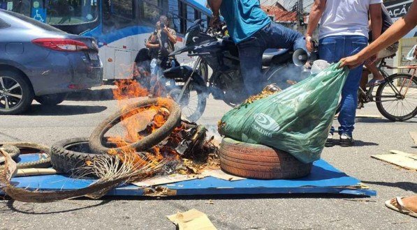 Protesto acontece na entrada da Esta&ccedil;&atilde;o Recife
