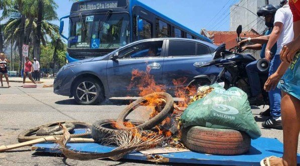 Protesto acontece na entrada da Esta&ccedil;&atilde;o Recife