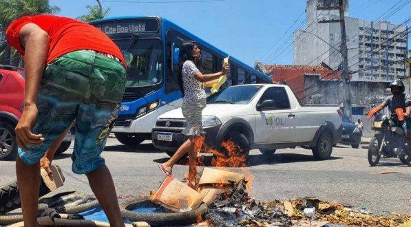 Protesto acontece na entrada da Esta&ccedil;&atilde;o Recife