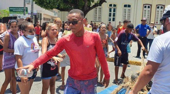 Protesto acontece na entrada da Esta&ccedil;&atilde;o Recife