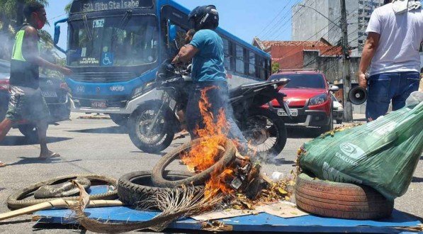Protesto acontece na entrada da Esta&ccedil;&atilde;o Recife