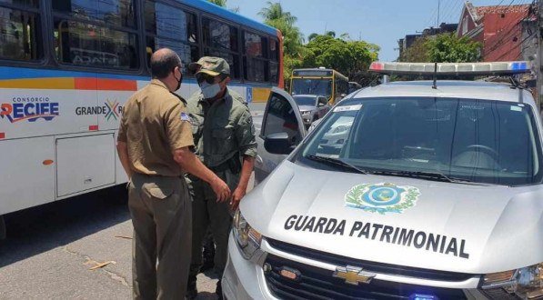Protesto acontece na entrada da Esta&ccedil;&atilde;o Recife
