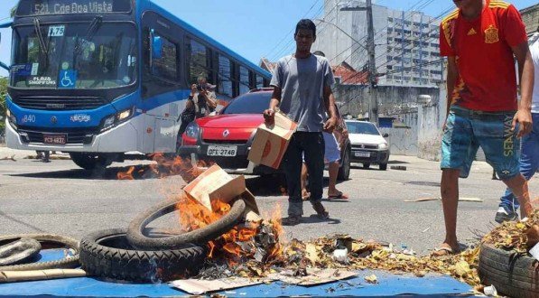 Protesto acontece na entrada da Esta&ccedil;&atilde;o Recife