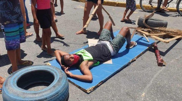 Protesto acontece na entrada da Esta&ccedil;&atilde;o Recife
