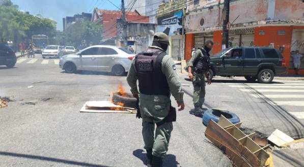 Protesto acontece na entrada da Esta&ccedil;&atilde;o Recife