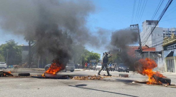 Protesto acontece na entrada da Esta&ccedil;&atilde;o Recife