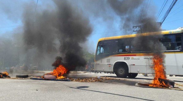 Protesto acontece na entrada da Esta&ccedil;&atilde;o Recife