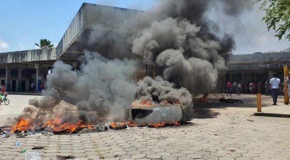 Protesto acontece na entrada da Esta&ccedil;&atilde;o Recife