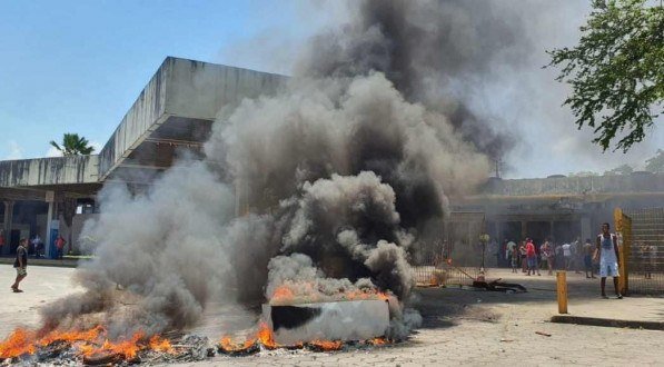 Protesto acontece na entrada da Esta&ccedil;&atilde;o Recife