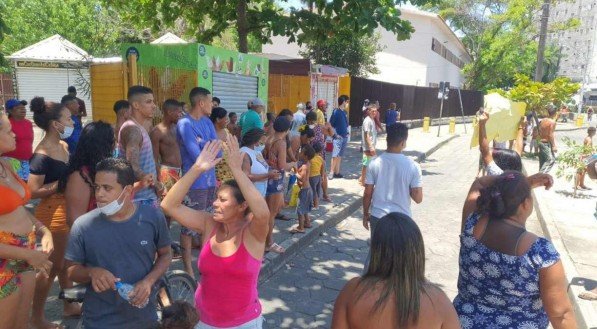 Protesto acontece na entrada da Esta&ccedil;&atilde;o Recife