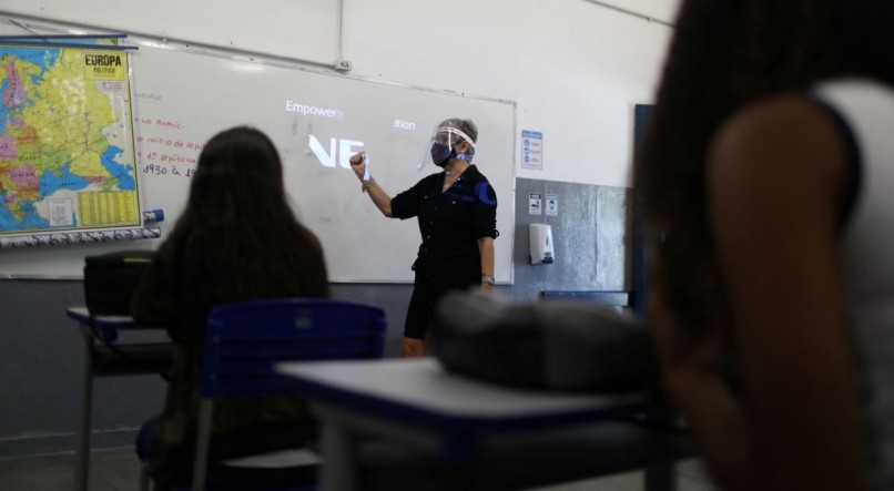 A teacher gives lessons to students at Aplicacao Carioca Coelho Neto municipal school as some schools continue with the gradual reopening, amid the coronavirus disease (COVID-19) outbreak, in Rio de Janeiro, Brazil November 24, 2020.   REUTERS/Pilar Olivares