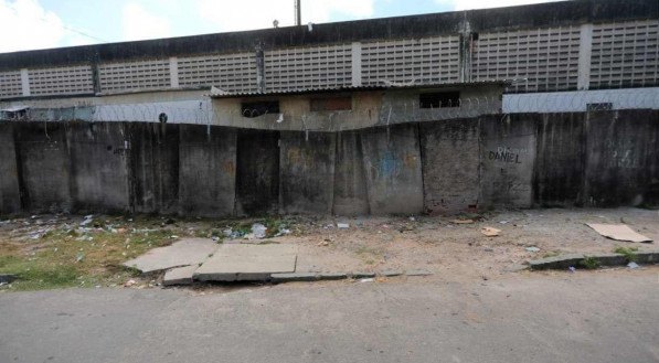 Muro que isola o Metr&ocirc; do Recife totalmente deteriorado