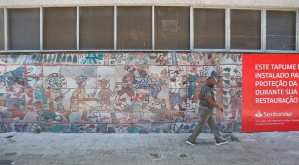 HISTÓRICO Mural Batalha dos Guararapes, de Francisco Brennand, afixado desde 1971 no Centro do Recife, está coberto por tapume pelo Santander, que pretende removê-lo para Boa Viagem