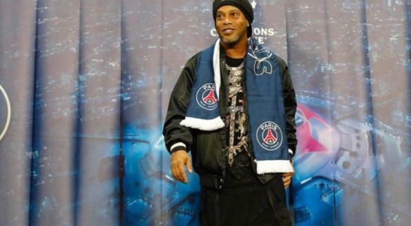 Ronaldinho Ga&uacute;cho fez festa no Parc des Princes para assistir ao jogo do PSG