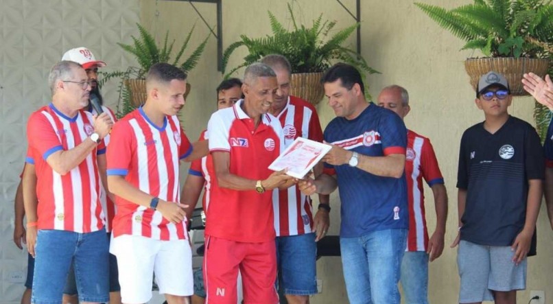 Nivaldo recebeu placa das m&atilde;os do vice presidente do N&aacute;utico, Di&oacute;genes Braga