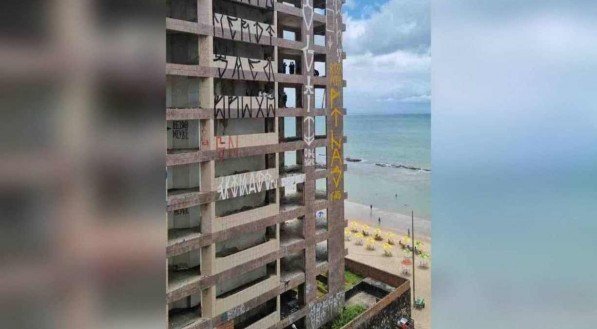 Prédio corre risco máximo de desabamento na Praia de Piedade 
