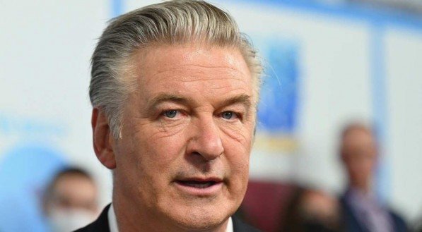 Alec Baldwin mata acidentalmente diretora de fotografia durante filmagem