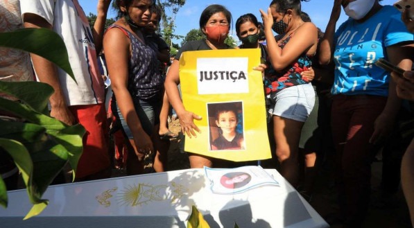 Enterro do menino Mateus da Silva, de sete anos, que foi reconhecido em uma &aacute;rea de mata em Ch&atilde; de Cruz, regi&atilde;o localizada entre os munic&iacute;pios de Camaragibe e Paudalho.