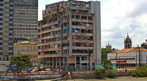 O peso do aluguel no d&eacute;ficit habitacional. Edif&iacute;cio que estava abandonado na Av. Martins de Barros foi invadido por pessoas sem teto.