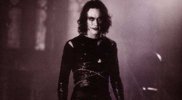 Brandon Lee, filho de Bruce Lee, morreu em acidente semelhante ao causado por Alec Baldwin; relembre
