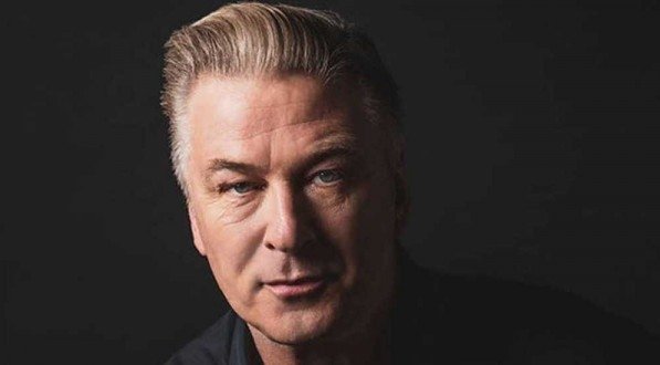 Após tragédia em set de filmagem, Alec Baldwin teria perguntado por que recebeu uma arma com munição