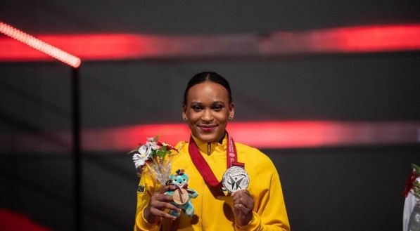 Rebeca Andrade se torna a primeira brasileira a garantir duas medalhas na competição e a segunda a conquistar o ouro em um Campeonato Mundial