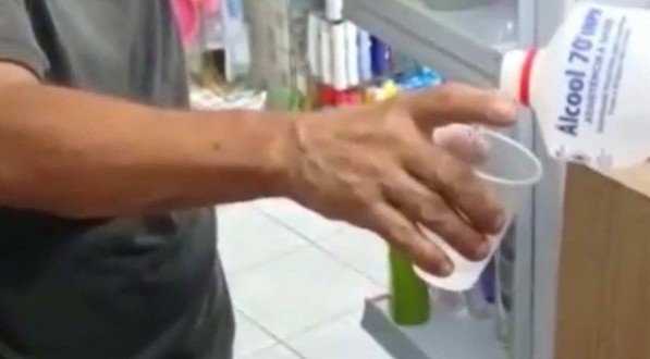 Balconistas de farmácia no interior de Pernambuco induzem idoso a ingerir álcool 70%