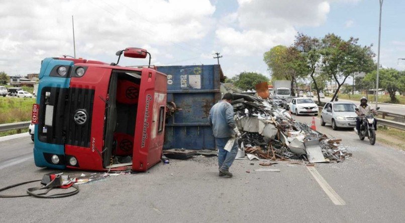 Caminh&atilde;o transportava grande quantidade de sucata de alum&iacute;nio