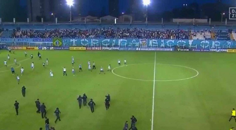 Momento da invas&atilde;o dos torcedores do Paysandu ao gramado da Curuzu