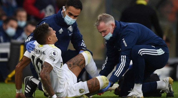 Atacante do Leeds United, Raphinha saiu lesionado durante partida diante do Wolverhampton, na Premier League