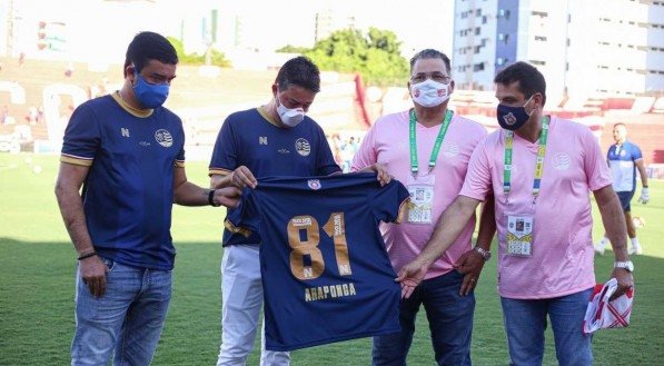 O roupeiro Araponga, que faleceu na semana passada, foi homenageado pelo Timbu antes da partida