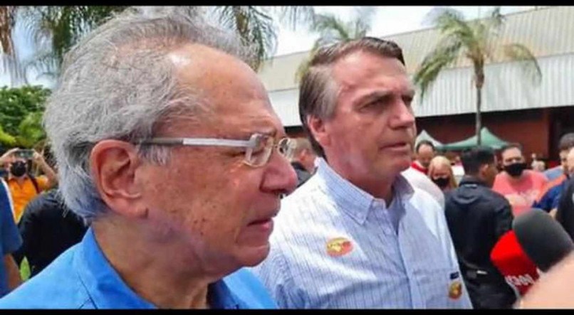 Bolsonaro e Guedes visitaram feira de p&aacute;ssaros neste domingo (24), em Bras&iacute;lia