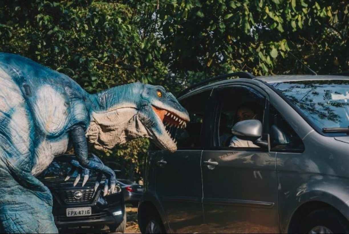 Safári com dinossauros gigantes estende temporada no Recife