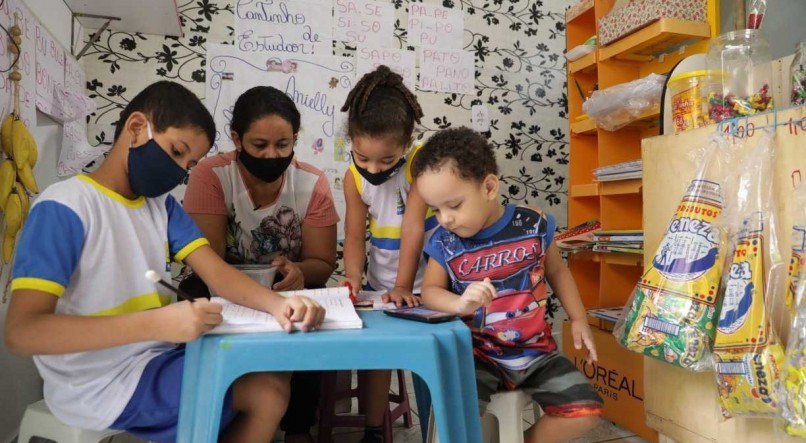 IMPROVISO Por causa do ensino remoto, Maria Santos organizou um cantinho de estudos, na sala onde vende pipoca e confeito, para os filhos acompanharem as atividades 