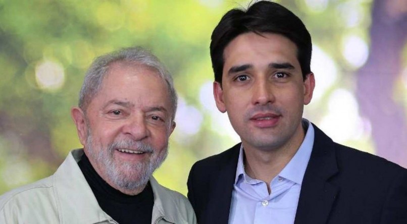 O deputado do Republicanos Sílvio Costa Filho ao lado do presidente Lula