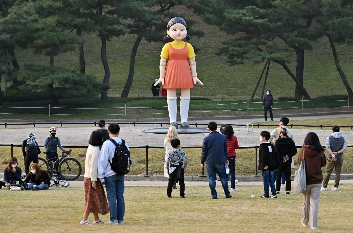 Boneca de 'Round 6' é inaugurada em parque temático de Seul